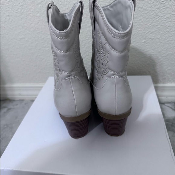 BAMBOO Cream Ankle Booties with Western Flair - Picture 3 of 6